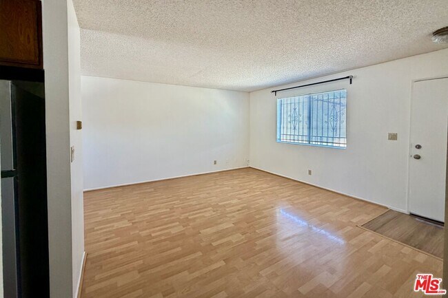 Building Photo - 207 E Ave 39