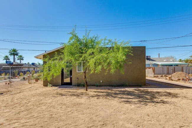 Building Photo - 1329