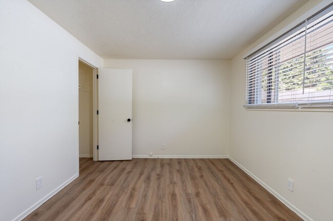 Building Photo - Renovated 2BR in Milwaukie