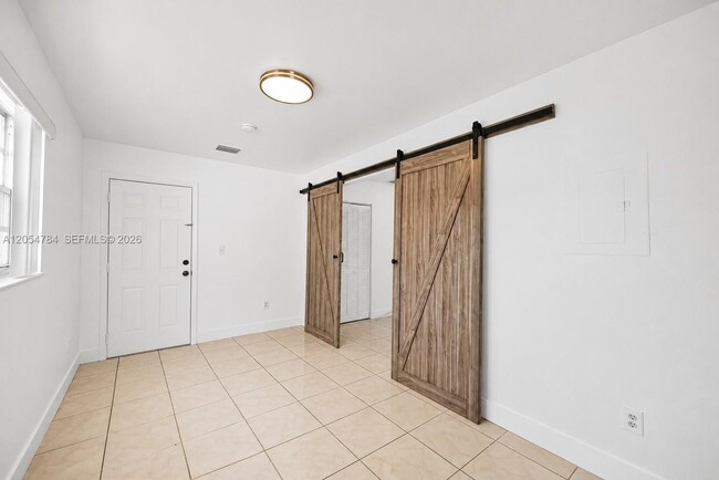 Building Photo - 3233 SW 25th St