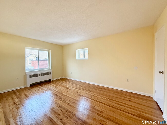 Building Photo - 570 Whitney Ave