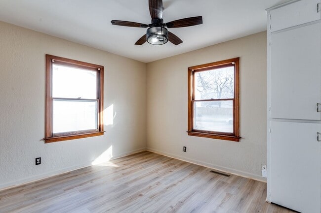 Building Photo - 1616 E Funston St