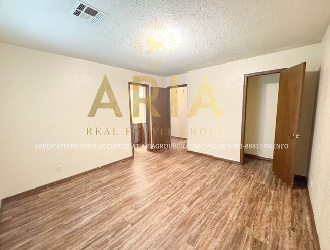 Building Photo - West Norman 2 Bed 1 Bath!