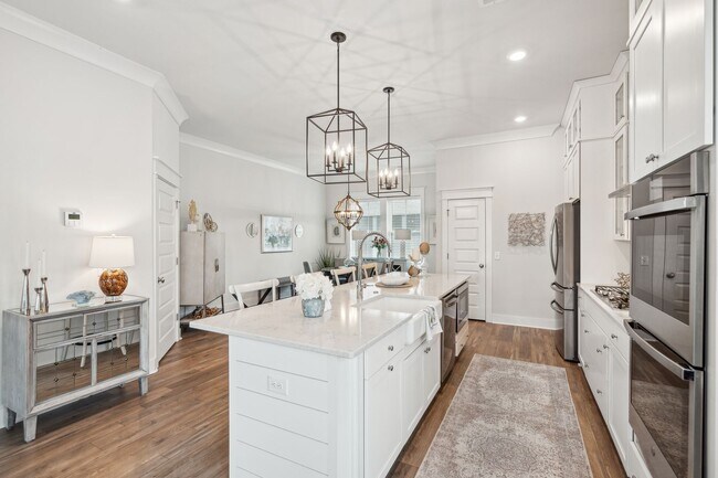 Building Photo - 3/3.5 End-Unit Townhome in Midtown Mt. Pleasant!