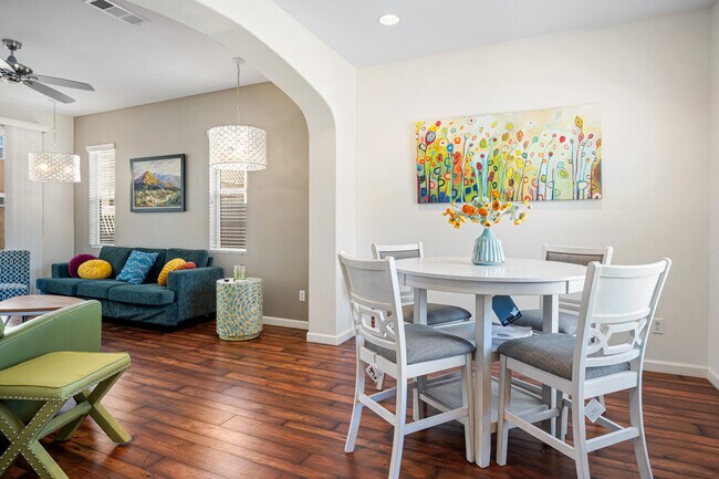 Building Photo - 520 Calle Vibrante