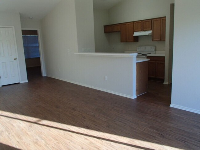 Building Photo - Charming 3BD/ 2BA Duplex For Lease