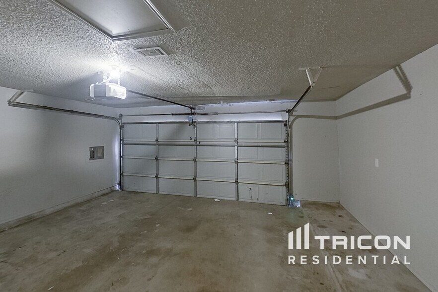 Building Photo - 1253 Essex Dr