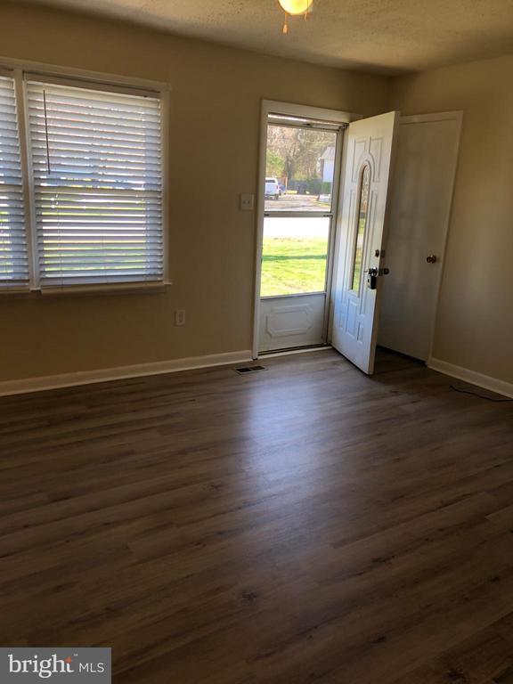 Building Photo - 104 Lark Ln