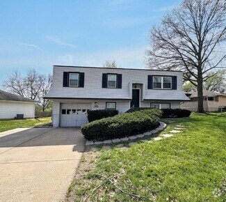 Building Photo - Comfortable 3-Bedroom Home with Fenced Yar...