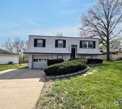 Building Photo - Comfortable 3-Bedroom Home with Fenced Yar...