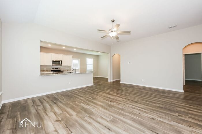 Building Photo - 2028 Hialeah Dr