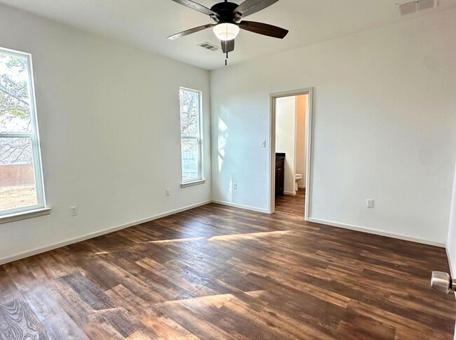 Building Photo - Charming 3 Bed 2 Bath Home - Fenced Backyard!