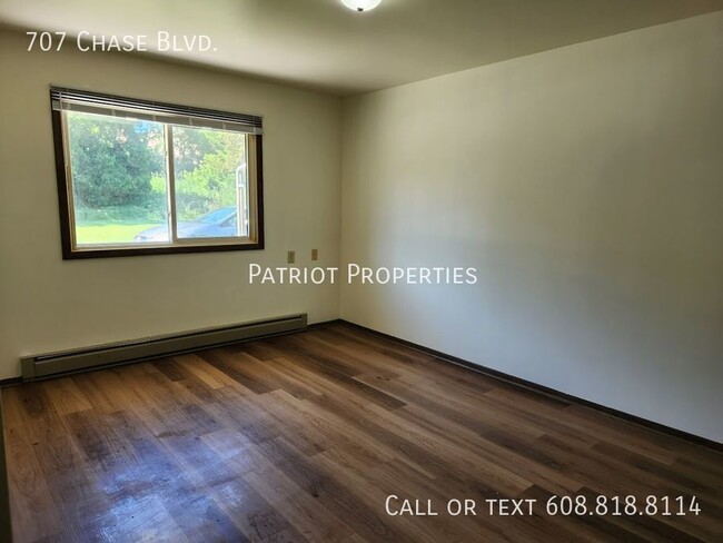 Building Photo - 2 bedroom/ 1 bath apartment in Sun Prairie...