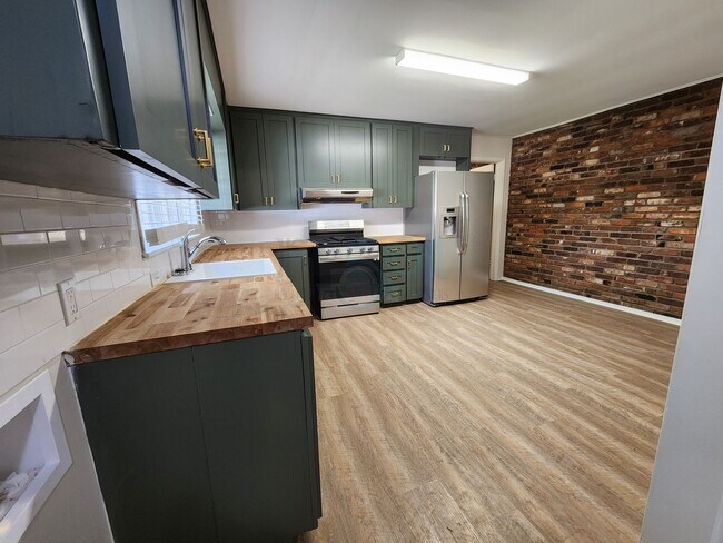 Building Photo - Compeltely Remodeled 3 Bedroom 3 Bathroom