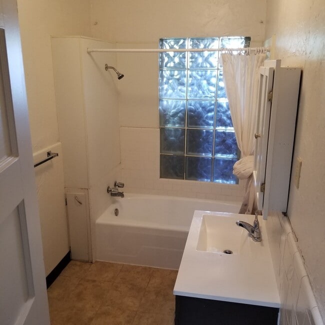 Building Photo - Spacious 2 bed 1 bath apartment on Main st...