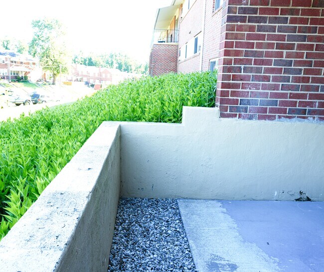 Front Porch - 1663 N Forest Park Ave