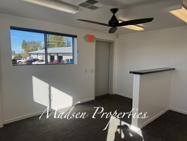 Building Photo - 1115 E Ewald Ct