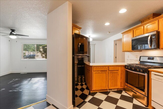 Primary Photo - Versatile 4-Bedroom Corner Condo with Main...