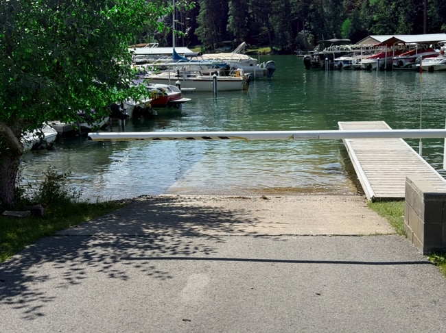 Building Photo - Beautiful Lakeside Home