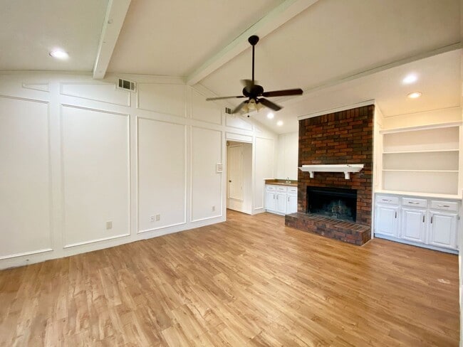 Building Photo - Generously sized 3-bedroom, 2-bath duplex ...