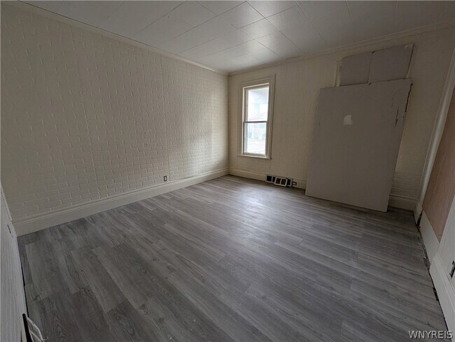 Building Photo - 616 7th St