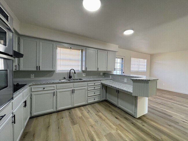 Building Photo - Cozy?Charm Meets Modern Luxury – Your Perfect Lamesa Retreat!