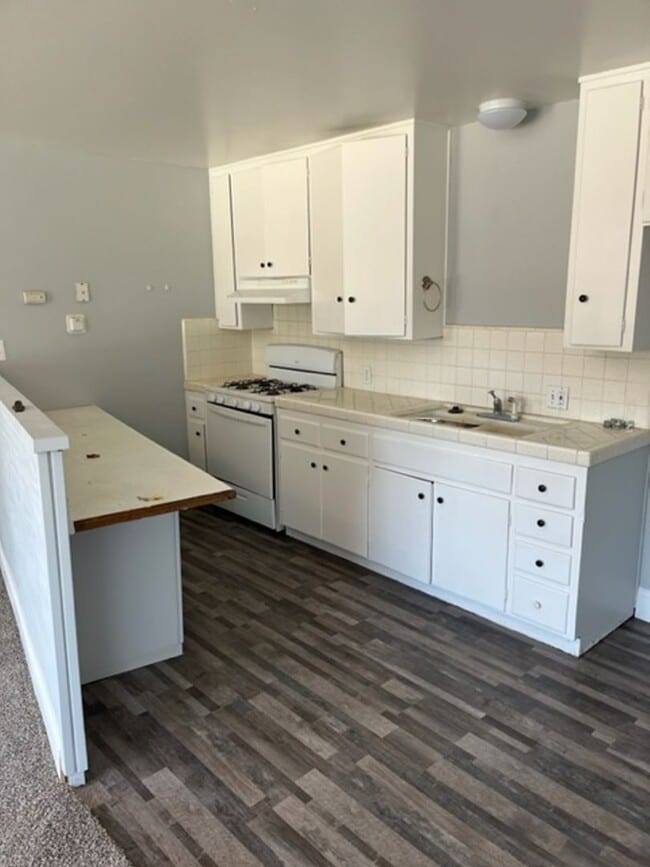 Building Photo - 1 BEDROOM 1 BATH DUPLEX FOR RENT
