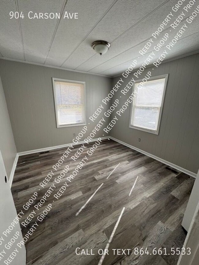 Building Photo - 904 Carson Ave