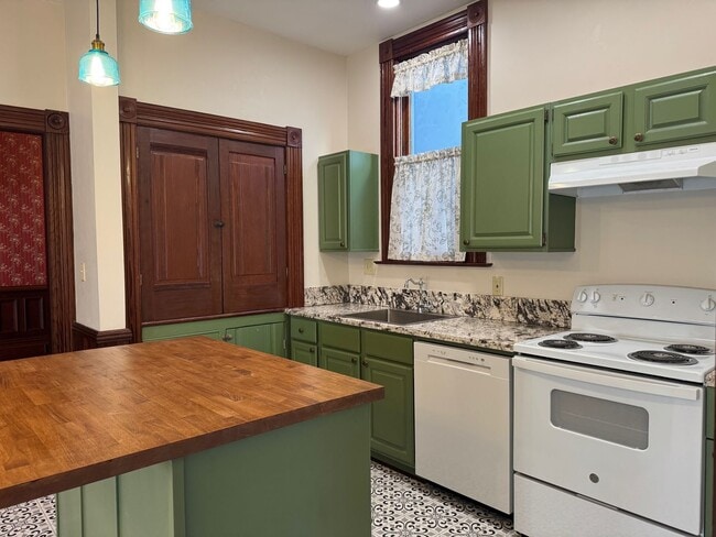 Building Photo - 801 Summer St