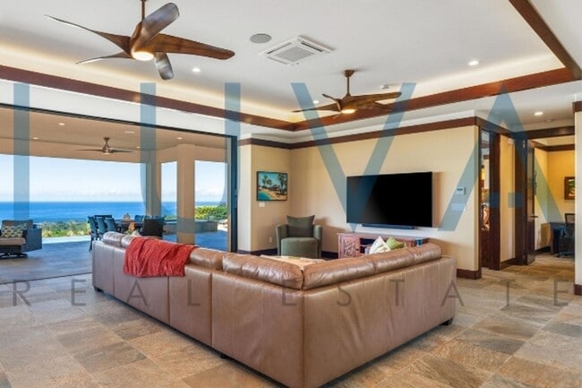 Building Photo - 4 bedroom 3.5 bathroom home with pool