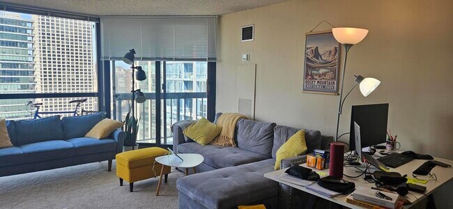 Building Photo - 33 W Delaware Pl