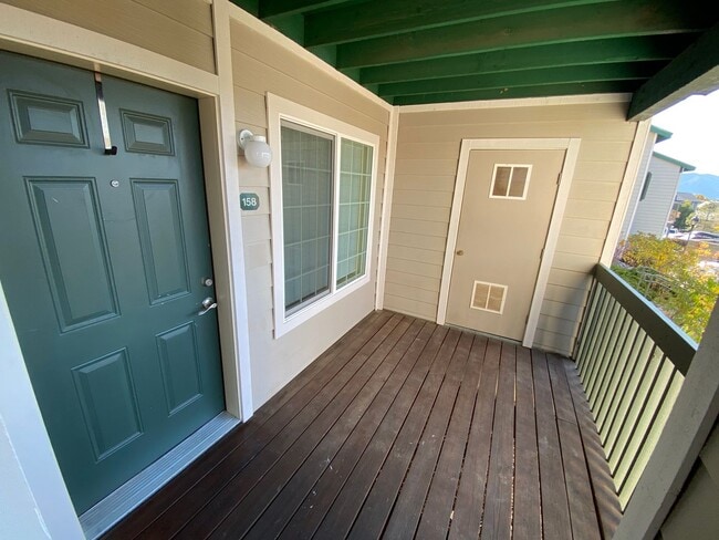 Building Photo - One Bedroom Condo with Mountain Views