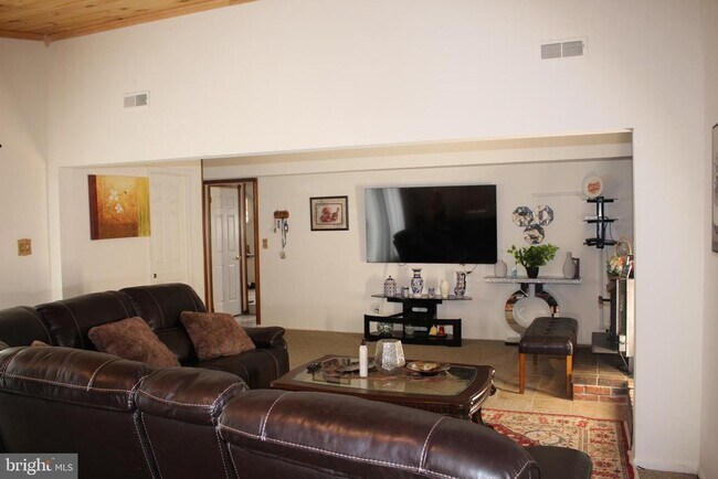 Building Photo - 219 Meadow Dr