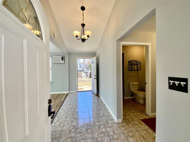 Building Photo - 2704 Palomino Dr