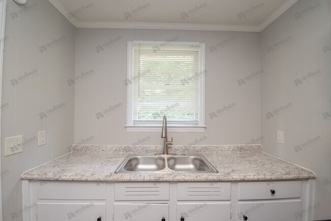 Building Photo - Newly Renovated & Spacious Home w/ Bonus Room