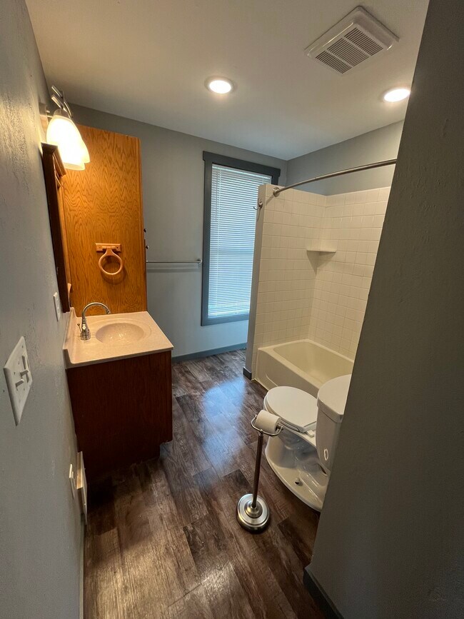 Building Photo - 532 Otter Ave