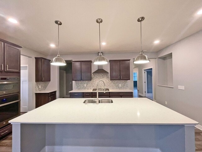 Building Photo - Sparkling, SPACIOUS Like-New Home with 3 B...