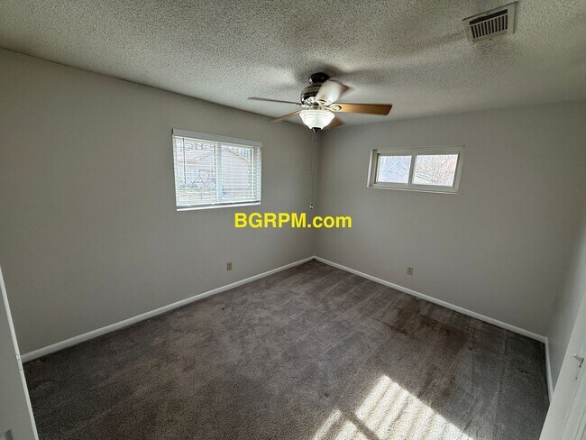 Building Photo - 3 Bed 2 Bath