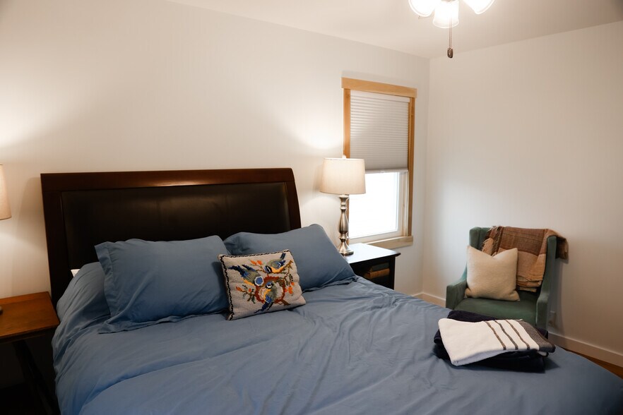 Building Photo - 5106 Rosslyn Ave