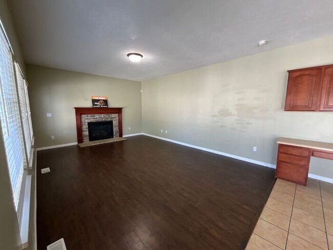 Building Photo - 6 bedroom 3 1/2 bathrooms 2 car garage Lar...