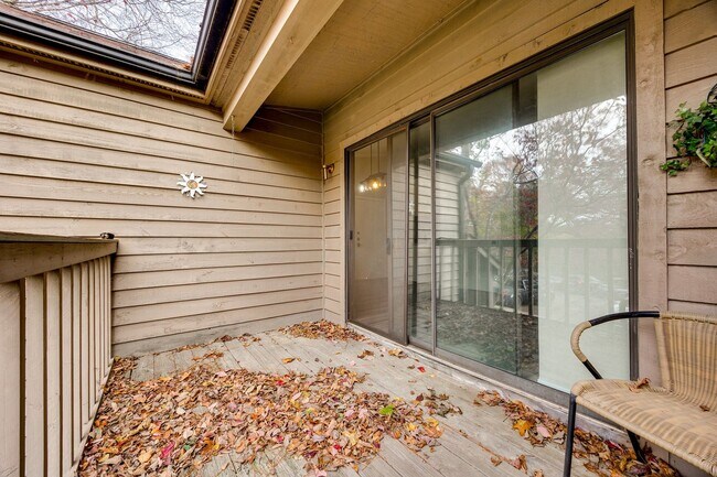 Building Photo - Beautifully remodeled one bedroom, one bath in Lake Wylie Woods!