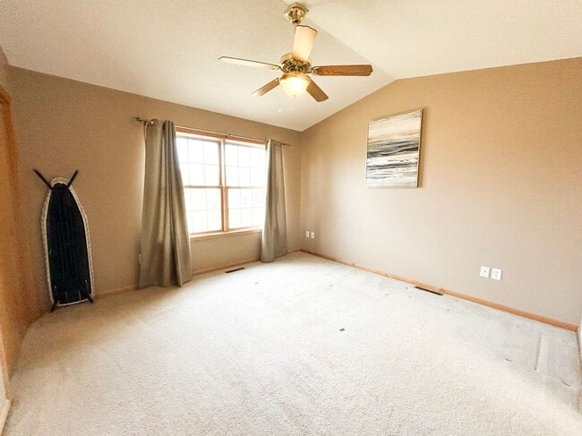 Building Photo - Townhome in Quiet NW Rochester Neighborhood!