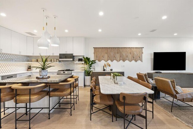 Building Photo - 1304 Comal St