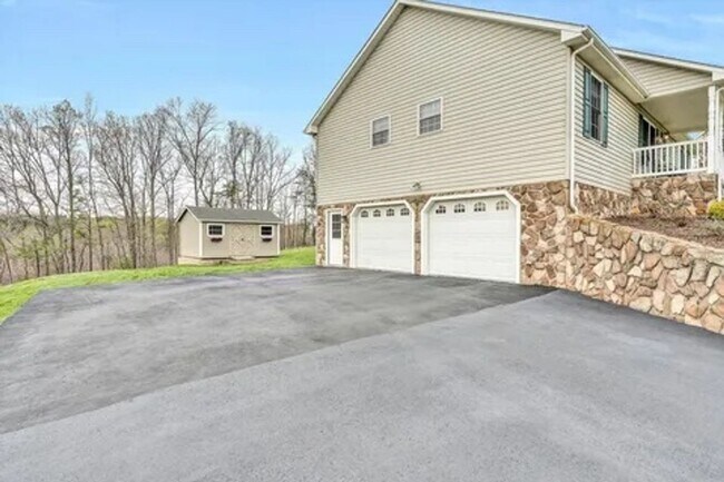 Building Photo - 3 Bedroom || 3 Bathroom Home in Moneta