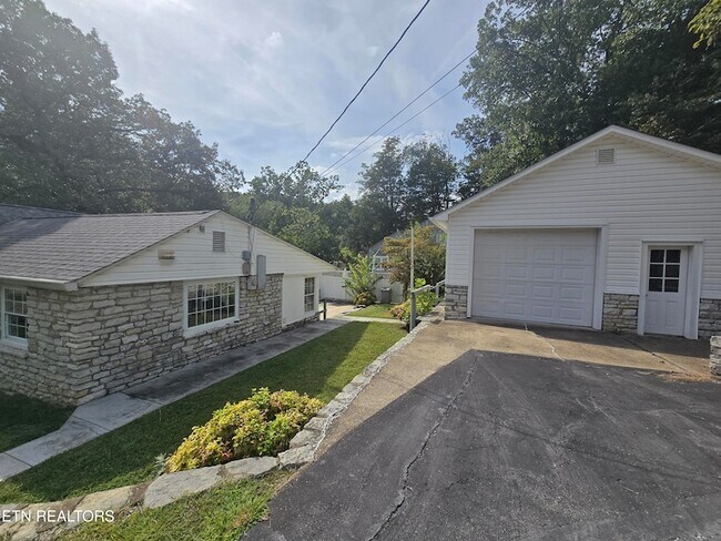 Building Photo - 136 Pine Rd