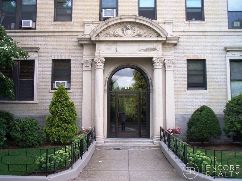 Building Photo - 61 Park Dr