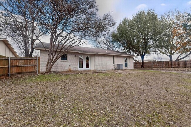 Building Photo - 5516 Laredo Ln