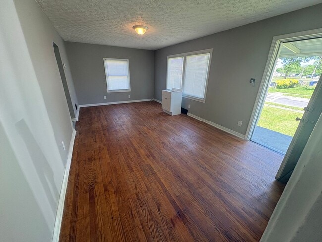 Building Photo - 525 S Everett.