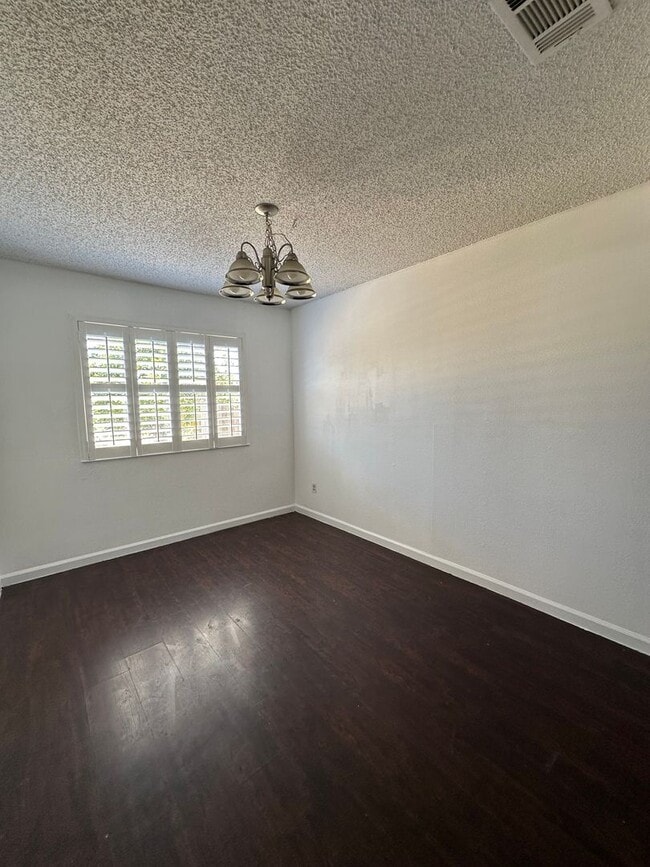 Building Photo - Cheery 4 bedroom with Spacious Yard & No R...