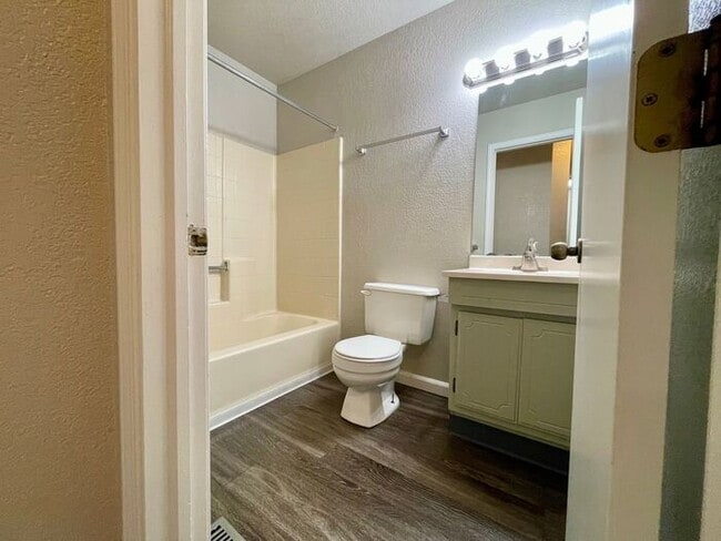 Building Photo - Spacious 3-bedroom, 2.5-bathroom Townhome